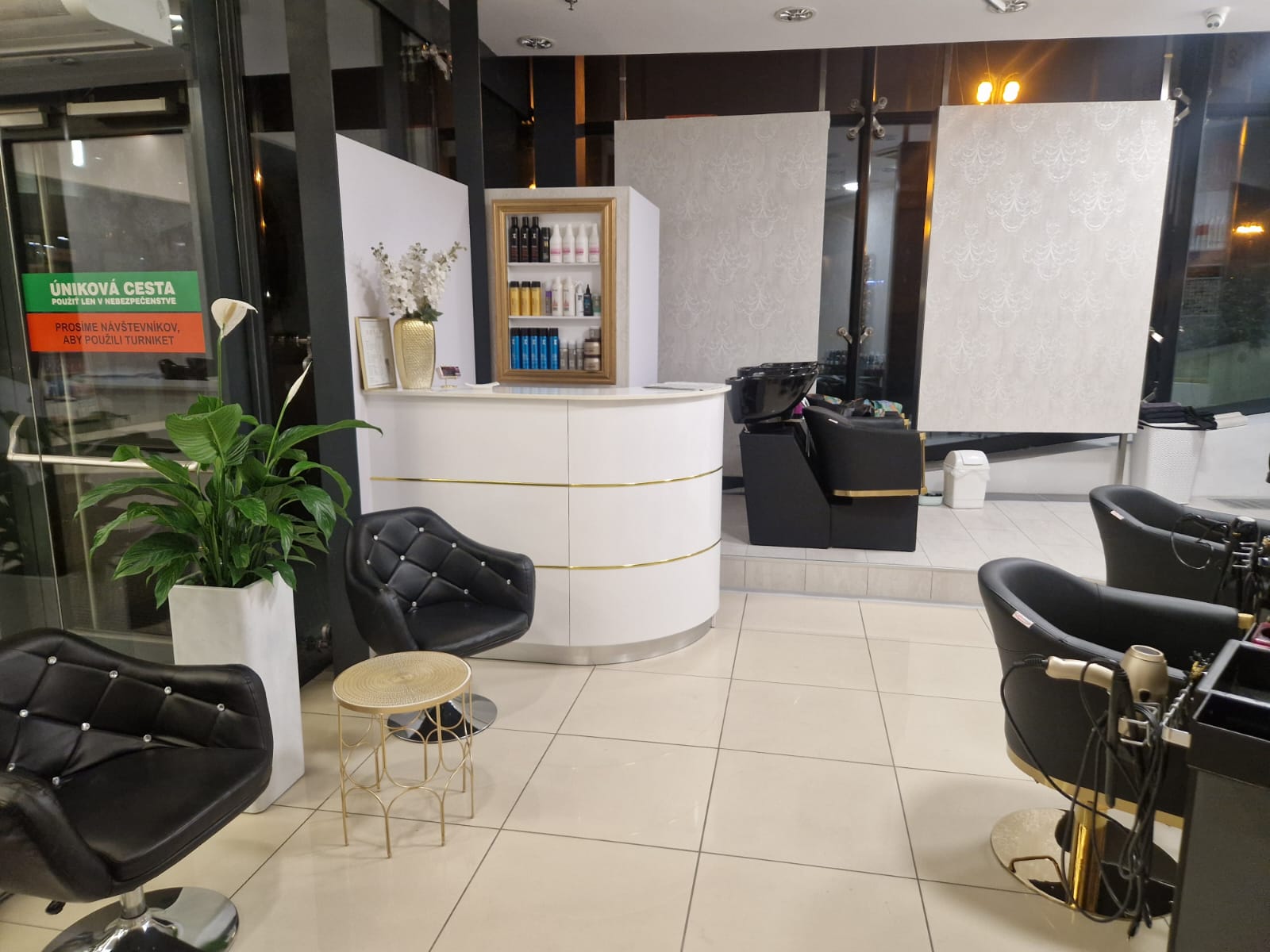 Aktuálny interiér salónu Evelyn Style