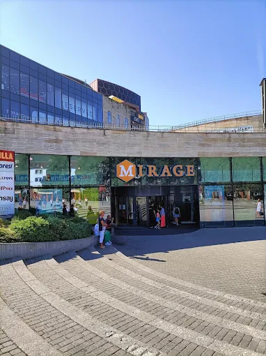 Vstup do OC Mirage z Námestia A. Hlinku, kadiaľ sa dostanete do salónu Evelyn Style